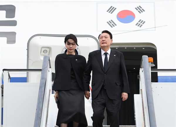 영국, 미국, 캐나다 순방에 나선 윤석열 대통령과 김건희 여사가 18일 오후(현지시간) 영국 런던 스탠스테드 국제공항에 도착, 공군 1호기에서 내리고 있다. 