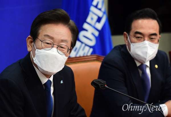이재명 더불어민주당 대표와 박홍근 원내대표가 19일 국회에서 열린 최고위원회의에서 최고위원들의 발언을 듣고 있다.