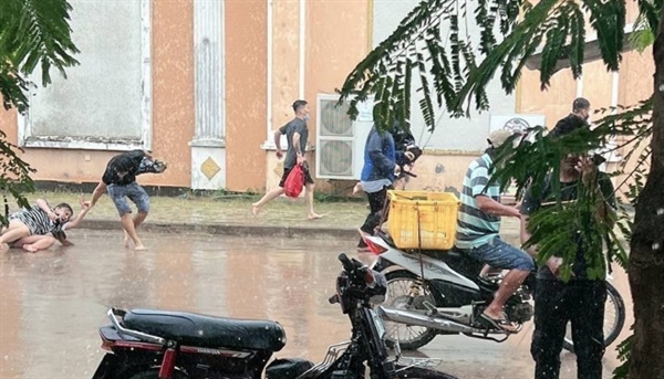 '취업사기'로 캄보디아에서 강제구금 및 강제 노역에 시달리던 베트남인 60여명이 감시가 소홀한 틈을 타 장대비속을 뚫고 카지노에서 극적으로 탈출하는 모습을 담긴 비디오 동영상 캠쳐 사진. 현지인이 스마트폰으로 촬영.