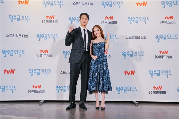  19일 오후 진행된 tvN 새 드라마 <월수금화목토> 제작발표회에서 배우 고경표, 박민영이 카메라를 향해 포즈를 취하고 있다.