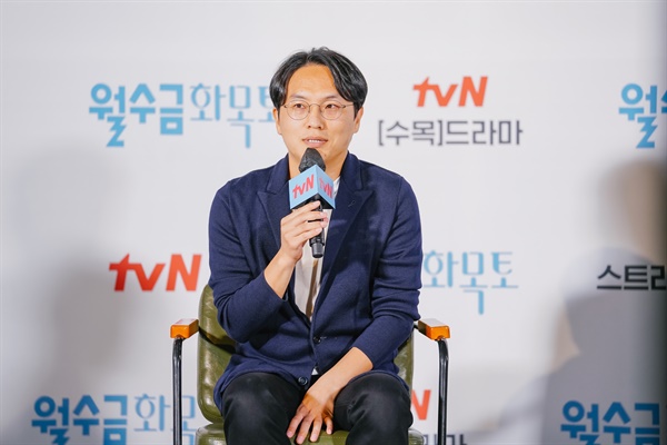  19일 오후 진행된 tvN 새 드라마 <월수금화목토> 제작발표회에서 남성우 감독이 기자들의 질문에 답하고 있다.