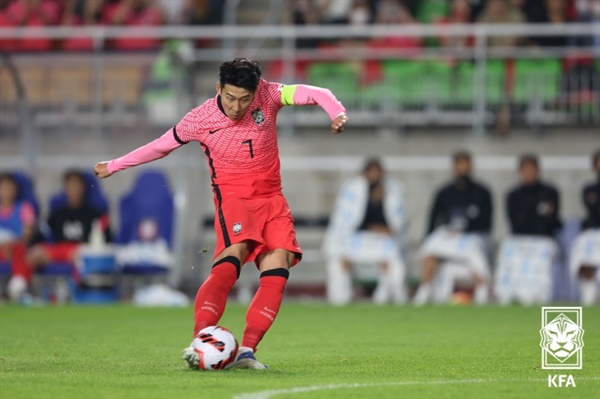 손흥민 한국 대표팀 주장 손흥민이 지난 6월 열린 파라과이전에서 프리킥을 시도하고 있다. 