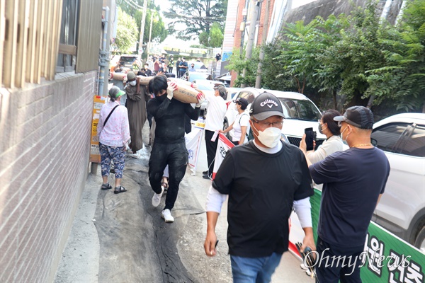 대구 북구 대현동 이슬람사원 건축 현장에서 주민들이 공사를 방해하자 무슬림들이 시멘트를 직접 옮기는 등 공사 재개에 나섰다.