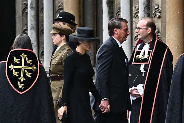 자이르 보우소나루 브라질 대통령(사진 오른쪽)과 배우자 미셸 보우소나루가 영국 엘리자베스 2세 여왕 국장 참석을 위해 9월 19일 런던 웨스트민스터에 도착하고 있다.