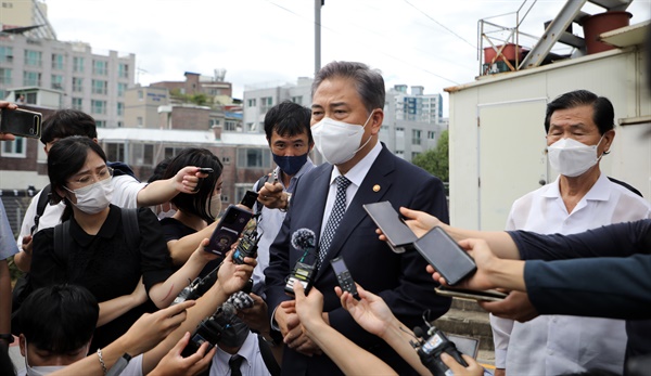  지난 9월 2일 박진 외교부 장관이 미쓰비시중공업 근로정신대 강제동원 피해자인 양금덕 할머니 집을 방문해 대화를 나눈 후 취재진의 질의에 답하고 있다.