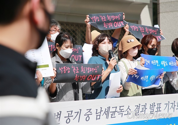 낙동강네트워크와 부산환경운동연합 등 부산지역 환경단체들이 21일 부산시청 광장에서 낙동강 유역의 녹조 독소가 공기 중에서도 검출됐다는 결과를 발표하고 있다. 부산의 경우엔 1㎞이상 떨어진 아파트 주변 공기에서 독성물질이 발견됐다.