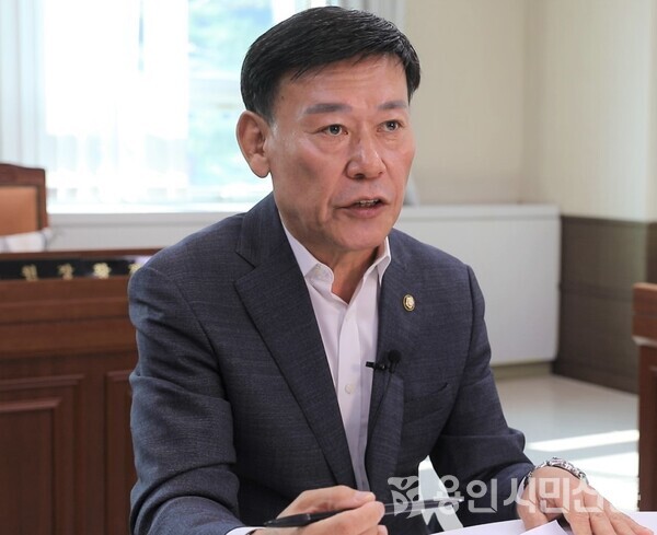 황재욱 의원이 지난 8월 집중호우 피해를 언급하며 수해 피해가 반복되지 않도록 정책 제안과 대책 수립을 촉구하겠다고 이야기하고 있다.