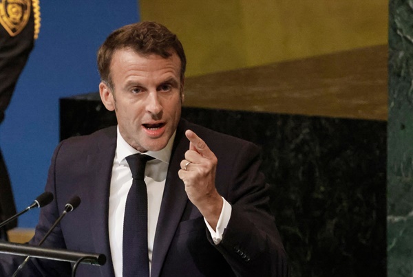 에마뉘엘 마크롱 프랑스 대통령이 2022년 9월 20일 뉴욕 유엔본부에서 제77차 유엔총회 연설을 하고 있다. 