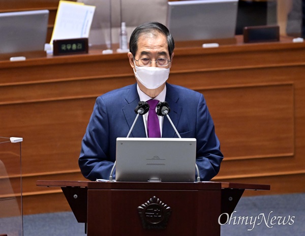 한덕수 국무총리가 21일 서울 여의도 국회에서 열린 본회의 경제 분야 대정부 질문에서 질의에 답변하고 있다. 