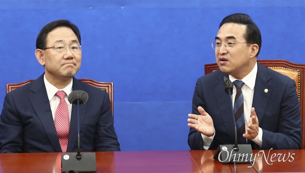 더불어민주당 박홍근 원내대표(오른쪽)가 21일 국회 본청 원내대표실을 예방한 국민의힘 주호영 원내대표에게 인사말을 하고 있다.