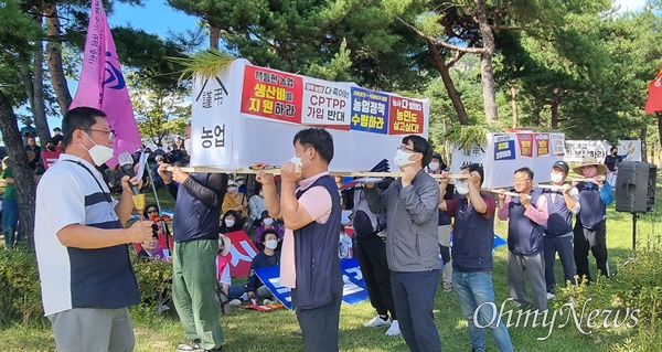 경북 농민들이 21일 오후 경북도청 앞에서 상여를 매고 쌀값 대책 마련을 호소하는 퍼포먼스를 진행했다.