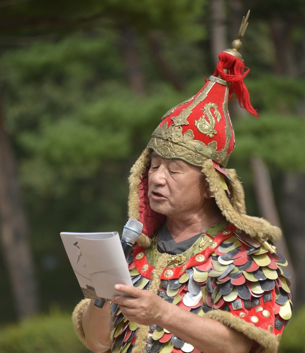 배우 민경진 씨가 김가연 시인의 시 ‘해미읍성에 부임해 온 충무공 이순신’을 낭독하고 있다 .