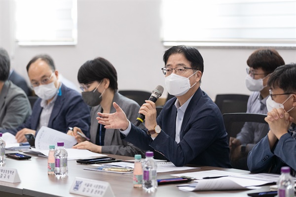 김규식 경기도 미래성장정책관은 20일 시흥시 한국자동차연구원 경기본부에서 K-미래차 밸리 혁신 전담조직(TF) 첫 회의에서 "경기도의 비전과 중장기 전략을 수립하고 실사구시적인 실행전략(Action Plan)을 발굴해 미래차 관련 혁신 생태계를 구축·선도하겠다”고 말했다.
