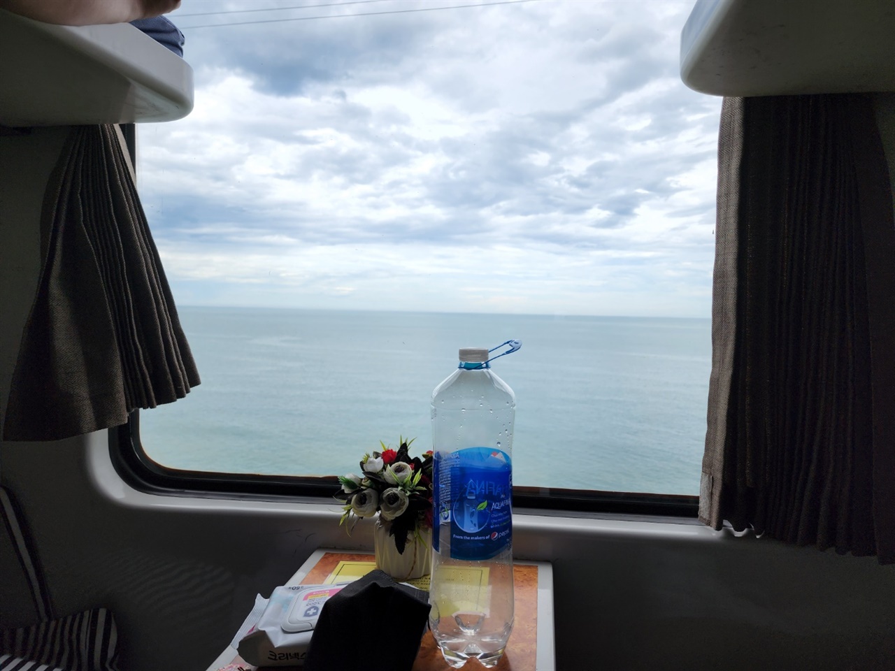 기차여행의 즐거움 중 하나는 창밖을 바라만 보아도 온갖 풍경이 스쳐지나간다는 것이다.