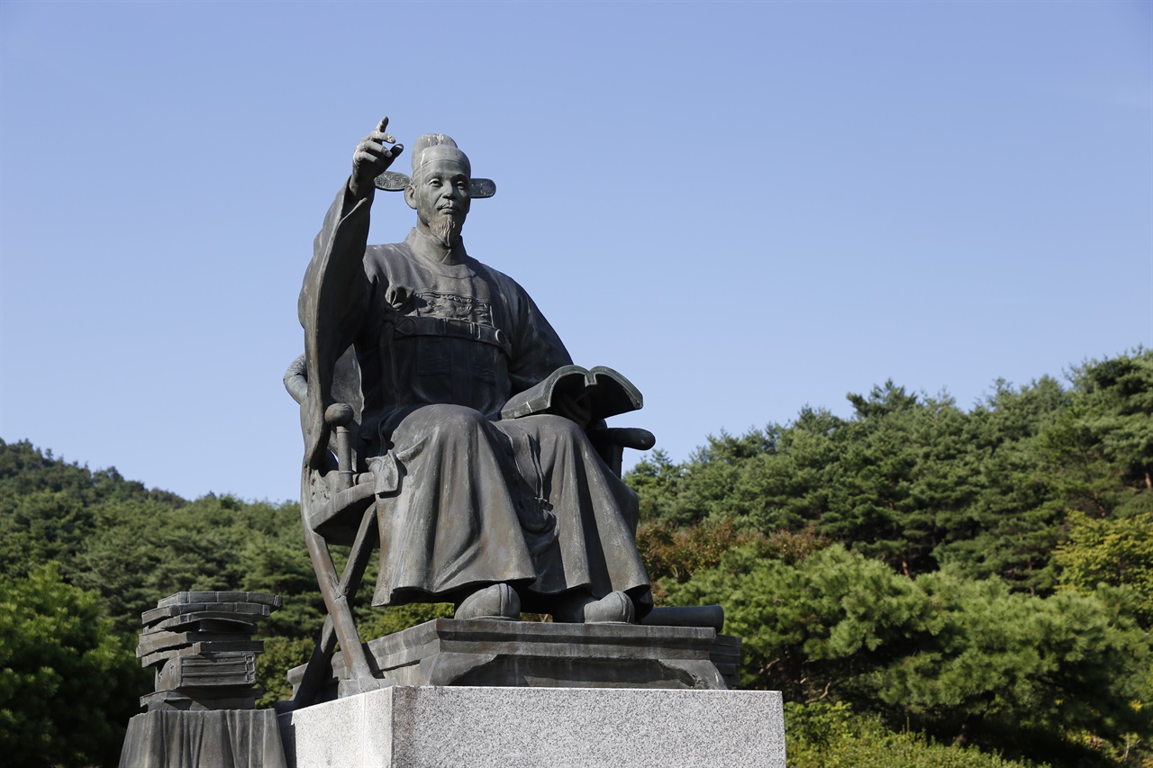 강항 동상. 내산서원 입구에 세워져 있다.
