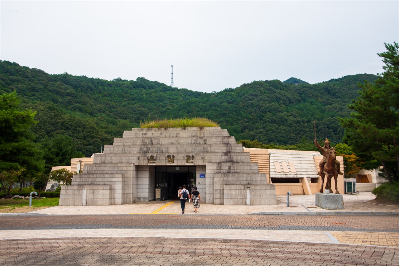  온달테마공원을 나서면 온달의 일생을 그린 온달관이 있다. 단양 사람들은 영춘면 일대가 온달의 마지막이 깃든 곳이라 믿고 있다.