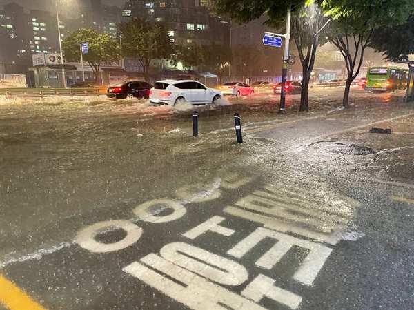 8월 8일, 수도권 집중호우로 서울 서초구 양재전화국 사거리 인근 도로가 침수된 모습