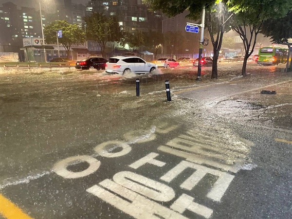  8월 8일, 수도권 집중호우로 서울 서초구 양재전화국 사거리 인근 도로가 침수된 모습