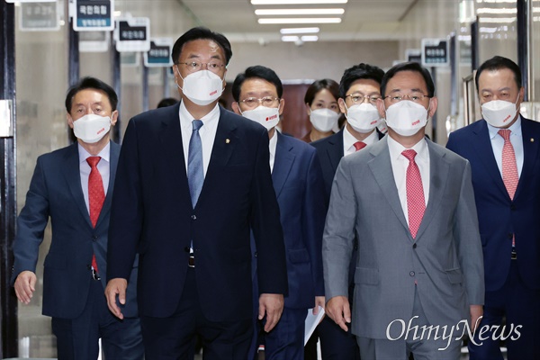 국민의힘 정진석 비상대책위원장과 주호영 원내대표가 22일 오전 서울 여의도 국회에서 열린 비상대책위원회의에 참석하고 있다(자료사진).