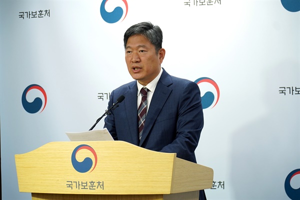 국가보훈처 오진영 보상정책국장이 22일(목) 오전, 세종 국가보훈처 기자실에서 코로나19 상황 등으로 어려움을 겪고 있는 보훈대상자의 생활 안정 지원을 위한 대출 규제 개선, 상환 부담 완화에 대해 브리핑하고 있다.