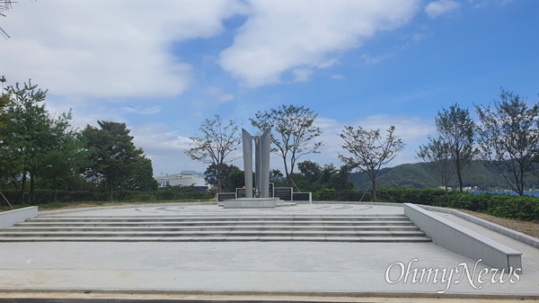 창원특례시 마산합포구 가포동 산73번지에 세워진 한국전쟁 전후 민간인 희생자 추모 위령탑.