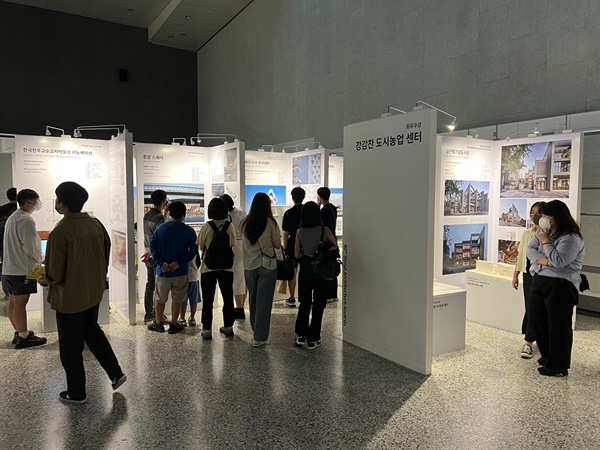 서울도시건축전시관에서 열린 '2022 서울건축문화제' 관람객들이 도슨트 투어에 참여하고 있다.