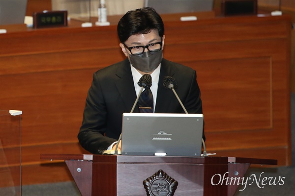 한동훈 법무부 장관이 지난해 9월 22일 오후 서울 여의도 국회 본회의장에서 열린 교육·사회·문화 대정부질문에서 의원들의 질의에 답하고 있다.