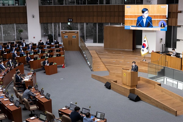 김동연 경기도지사가 22일 경기도의회 본회의장에서 열린 경기도의회 제363회 임시회 제3차 본회의에서 도정 질문(일괄질문)에 답변을 하고 있다.