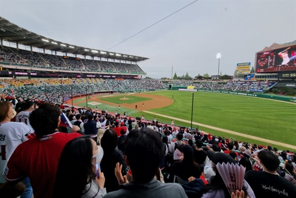  지난 4월 30일 인천 SSG랜더스필드서 열린 2022 KBO리그 두산 베어스와 SSG 랜더스의 경기를 지켜보고 있는 야구팬들