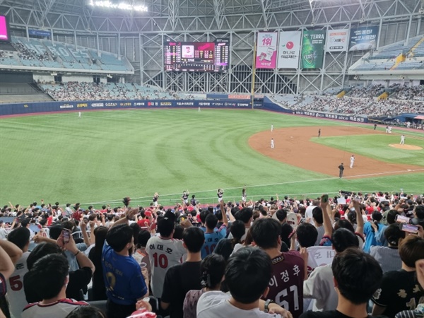  지난 달 31일 서울 고척스카이돔서 열린 2022 KBO리그 롯데 자이언츠와 키움 히어로즈의 경기를 지켜보고 있는 야구팬들