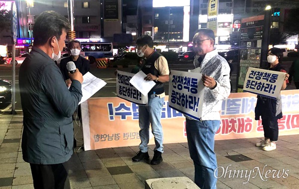 ‘경남평화회의’는 23일 저녁 창원 용호동 문화거리 앞에서 “경남반전평화행동”을 벌였다.