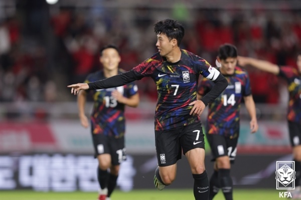 손흥민 한국 대표팀의 주장 손흥민이 코스타리카전에서 후반 40분 프리킥 득점 이후 기뻐하고 있다. 