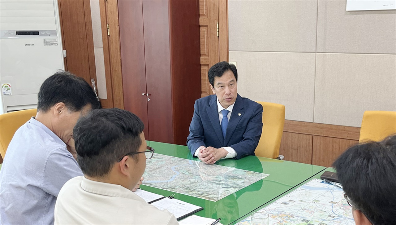 하남시의회 강성삼 의장이 23일 한국전력공사 하남시지사를 방문하여 김윤철 지사장과 실무자들을 접견하고 있다.