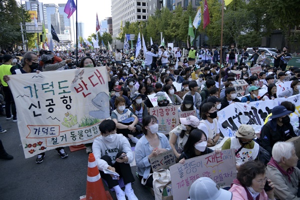 가덕도 신공한 반대 활동가들이 메인 집회장소에서 피켓팅을 이어가고 있다. 