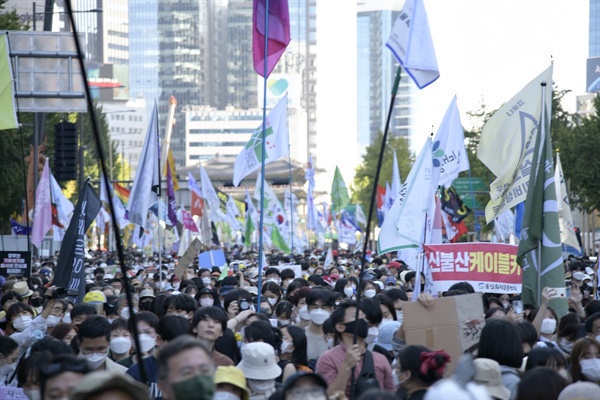 각양각색의 다양한 깃발들이 등장했다. 깃발 수만으로도 이날 집회의 규모를 가늠해볼 수 있다. 