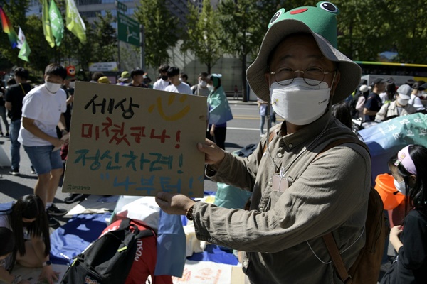 환경운동연합 이철수 대표가 즉석에서 손수 피켓을 만들어 보여주고 있다. 