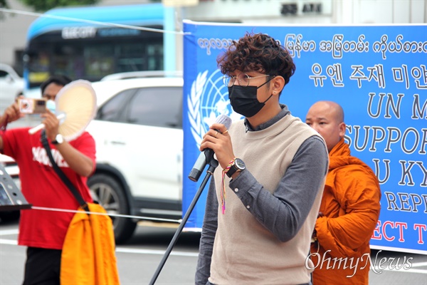 9월 25일 오후 창원역 광장에서 열린 “미얀마 민주의연대 72차 일요시위”. 네옴 회장.