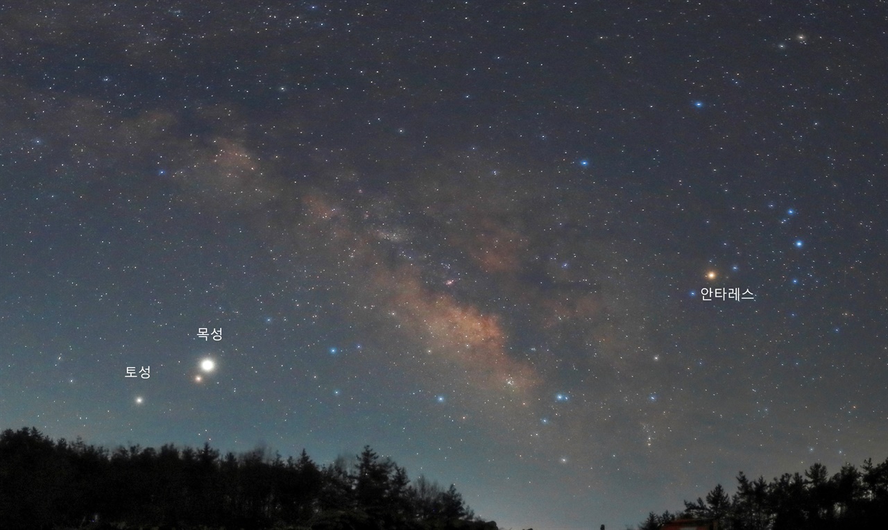 9월 26일 밤에는 위 사진이 촬영될 때보다 목성이 약 2배나 더 밝게 보이므로, 초저녁 동쪽 하늘에서 누구나 목성을 찾을 수 있다. 