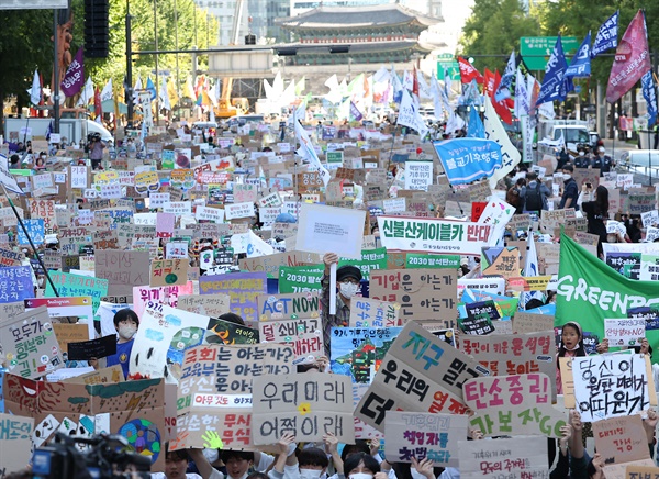 기후위기 경고하는 시민들 지난해 9월24일 그린피스와 기후위기비상행동 등 400여 개 단체로 구성된 '9월기후정의행동'이 주최한 기후정의행진 참가자들이 서울 세종대로 피켓을 들고 구호를 외치고 있다. 이번 행사는 2019년 이후 3년 만에 진행되는 대규모 기후변화 관련 행사다.