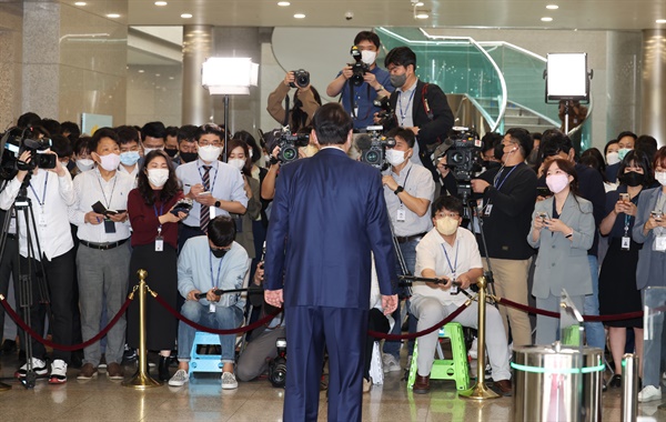  영국·미국·캐나다 순방을 마치고 귀국한 윤석열 대통령이 26일 오전 서울 용산 대통령실 청사로 출근하며 취재진의 질문에 답하고 있다.