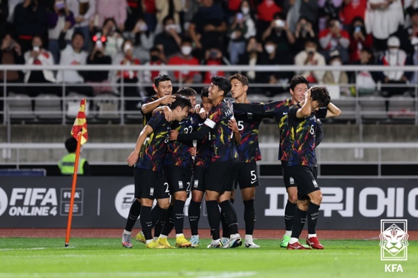 한국 대표팀 한국 대표팀이 지난 23일 코스타리카전에서 황희찬의 선제골 이후 기뻐하고 있다. 
