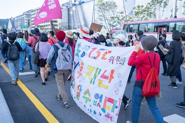 은평1.5˚C위원회 피켓과 행진에 참여한 은평구민들의 모습 (사진 : 김연웅 기자)