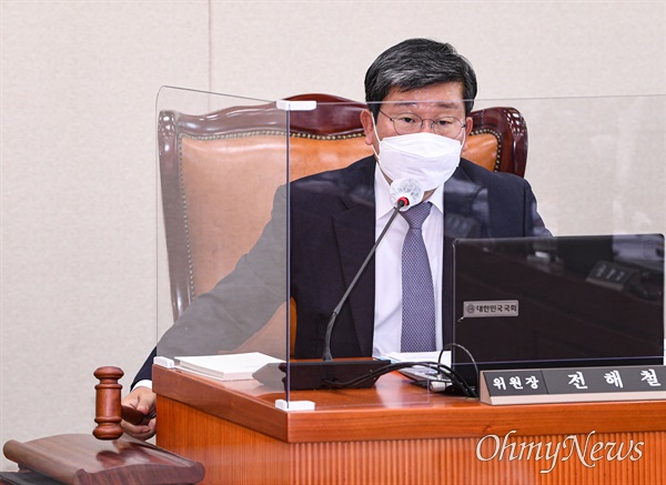전해철 환경노동위원회 위원장이 2022년 9월 26일 서울 여의도 국회에서 열린 환경노동위원회 제2차 전체회의에서 의사봉을 두드리고 있다.