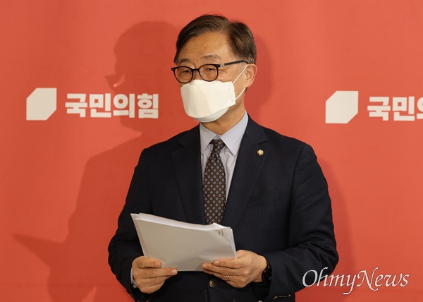국민의힘 최재형 의원. 사진은 지난 9월 26일 국회에서 현신위원회 회의 결과를 발표하는 모습.