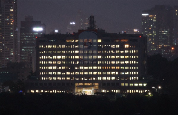 지난 9월 5일 저녁 불 밝힌 서울 용산구 대통령실 청사. 2022.9.5