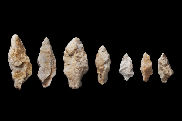 도내동 유적지에서 발견된 슴베형 석기. 4만~7만년 전의 구석기 4만 7000여 점이 발굴되어 우리나라 구석기 발굴의 큰 사건으로 기록되고 있다.