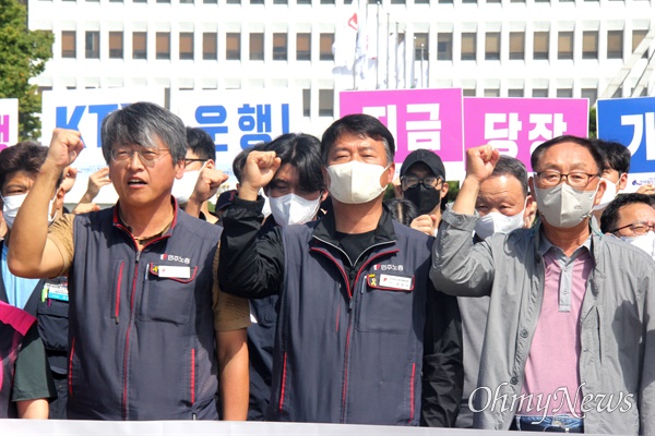  민주노총 경남본부, 철도노조 부산본부는 9월 27일 경남도청 정문 앞에서 "수서행 고속철도 운행과 철도민영화 중단 촉구 경남-창원 시민대회"를 열었다. 사진 왼쪽부터 조형래 경남 본부장, 양경수 위원장, 이병하 투쟁하는노동자와함께하는 경남연대 대표.