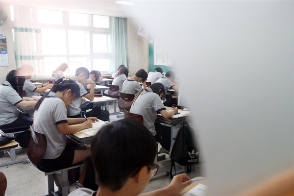 국가수준학업성취도 평가(일제고사)가 시행된 2015년 6월 23일 오전 서울의 한 중학교에서 학생들이 문제를 풀고 있다(자료사진). 