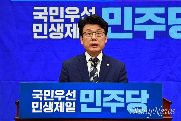 더불어민주당 진성준 원내수석부대표가 9월 27일 서울 여의도 국회에서 열린 의원총회에서 발언하는 모습.