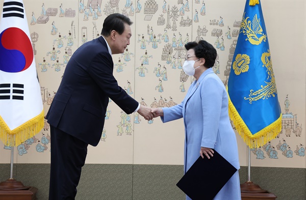 윤석열 대통령이 27일 서울 용산 대통령실 청사에서 이배용 국가교육위원회 위원장에게 임명장을 수여하고 있다. 2022.9.27